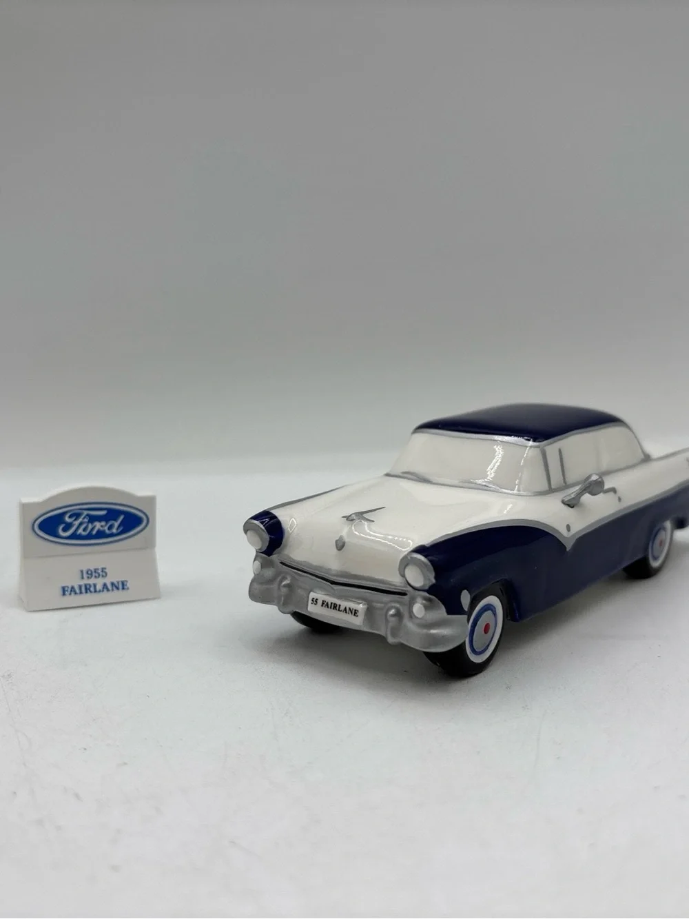 Department 56 1998 Vintage Original Snow Village 1955 Ford Fairlane 56.54950 EUC
